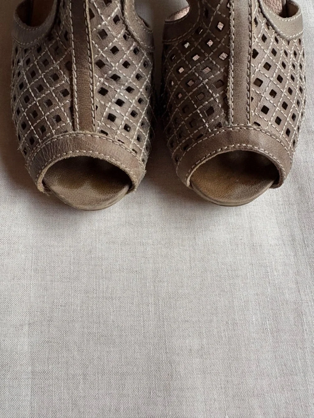 Pikolinos Vic Perforated Peep Toe Heels